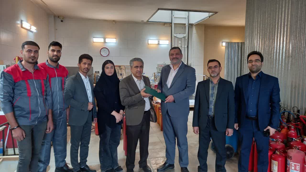 گالری تصاویر تقدیر از مدیر شرکت دادآتش - گالری تصاویر